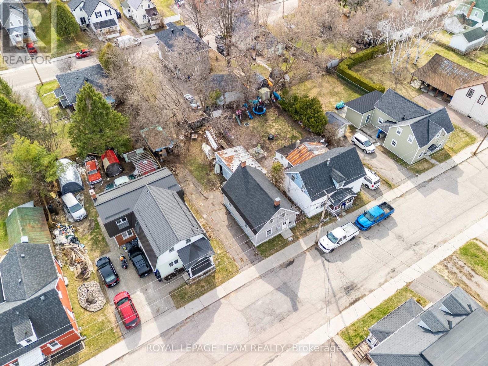 42 BONNECHERE STREET S - 6