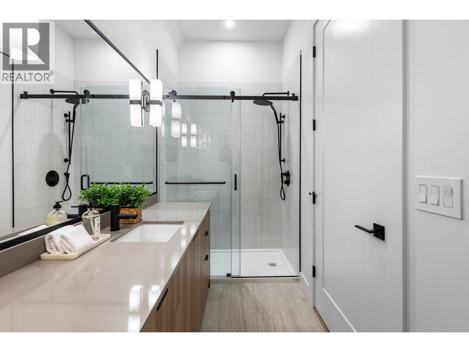 1 1620 E 11TH AVENUE, Vancouver