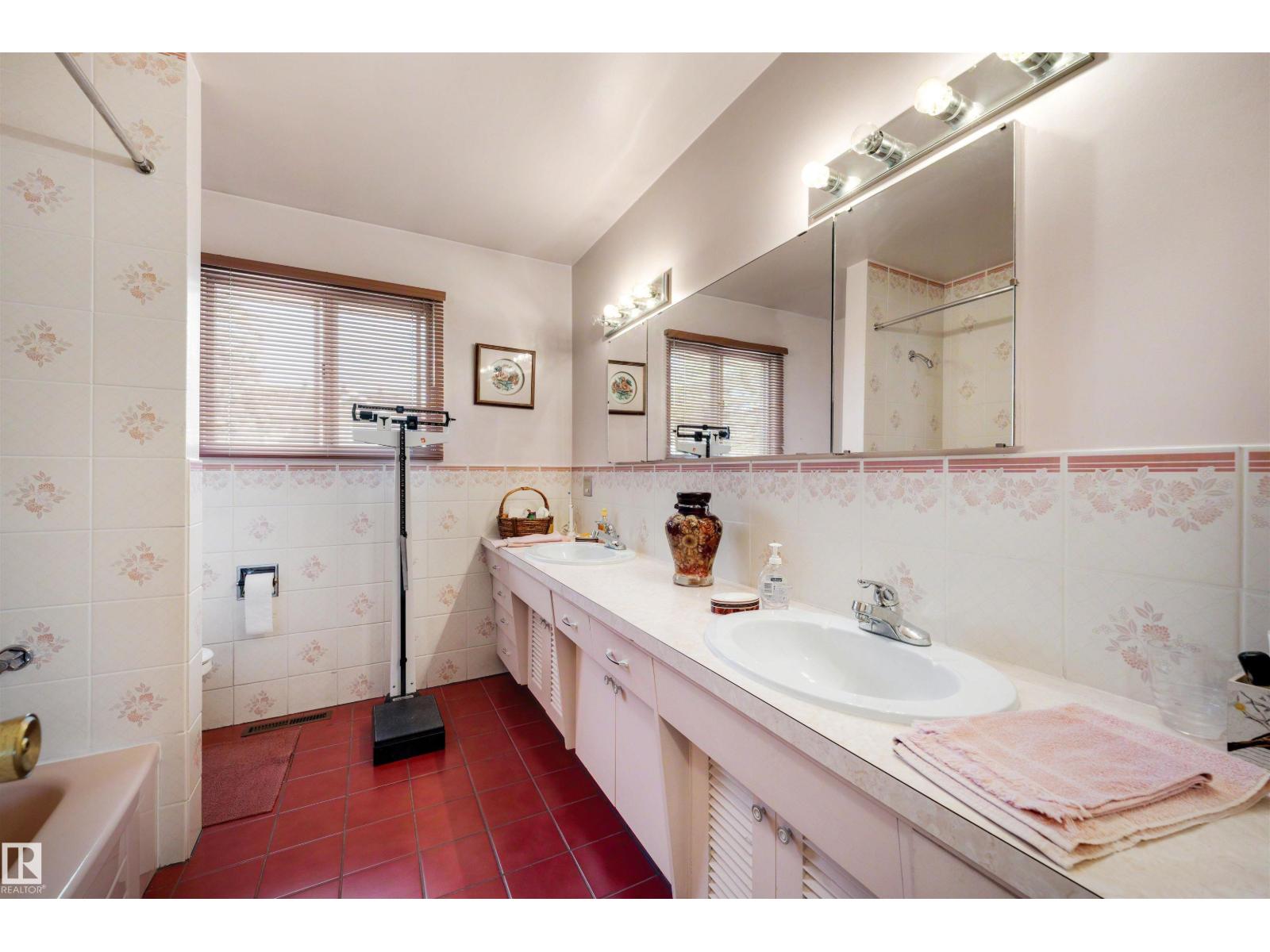 13504 81 AV NW - 27