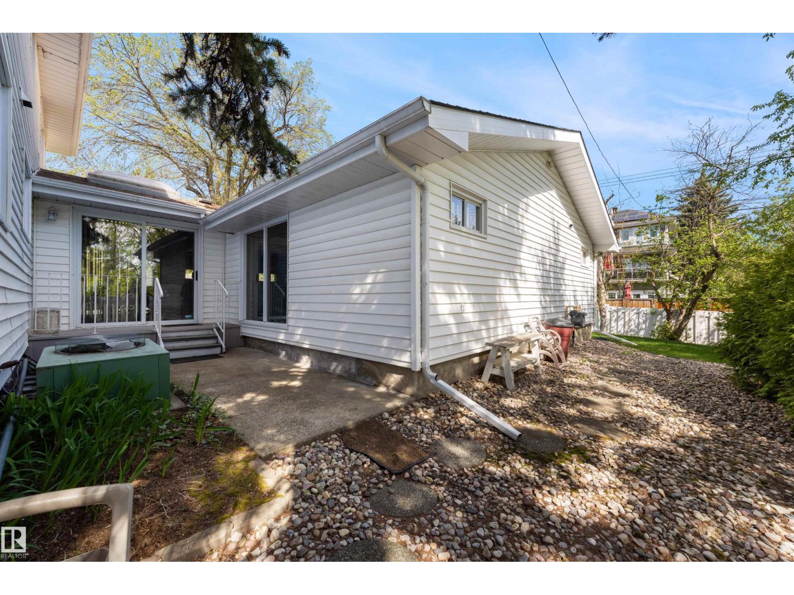 13504 81 AV NW - 36