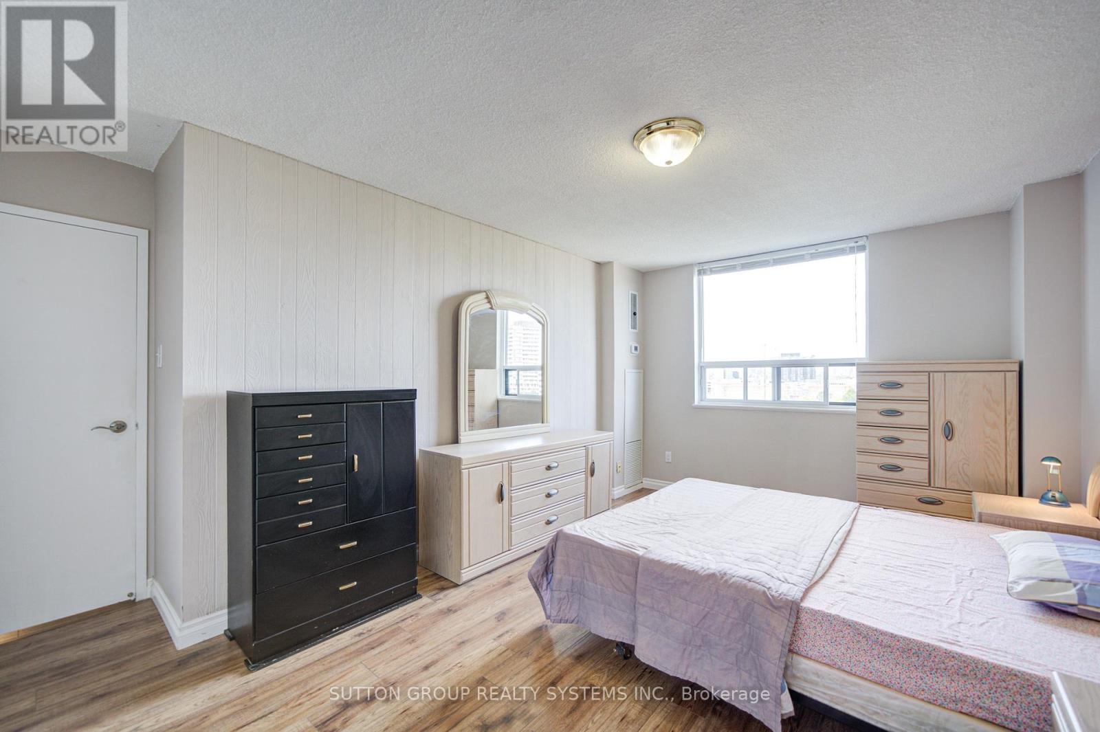 #806 10 MUIRHEAD ROAD - 22