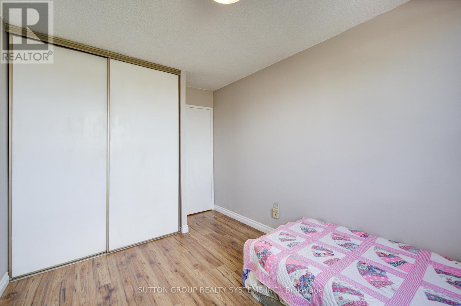 #806 10 MUIRHEAD ROAD - 32