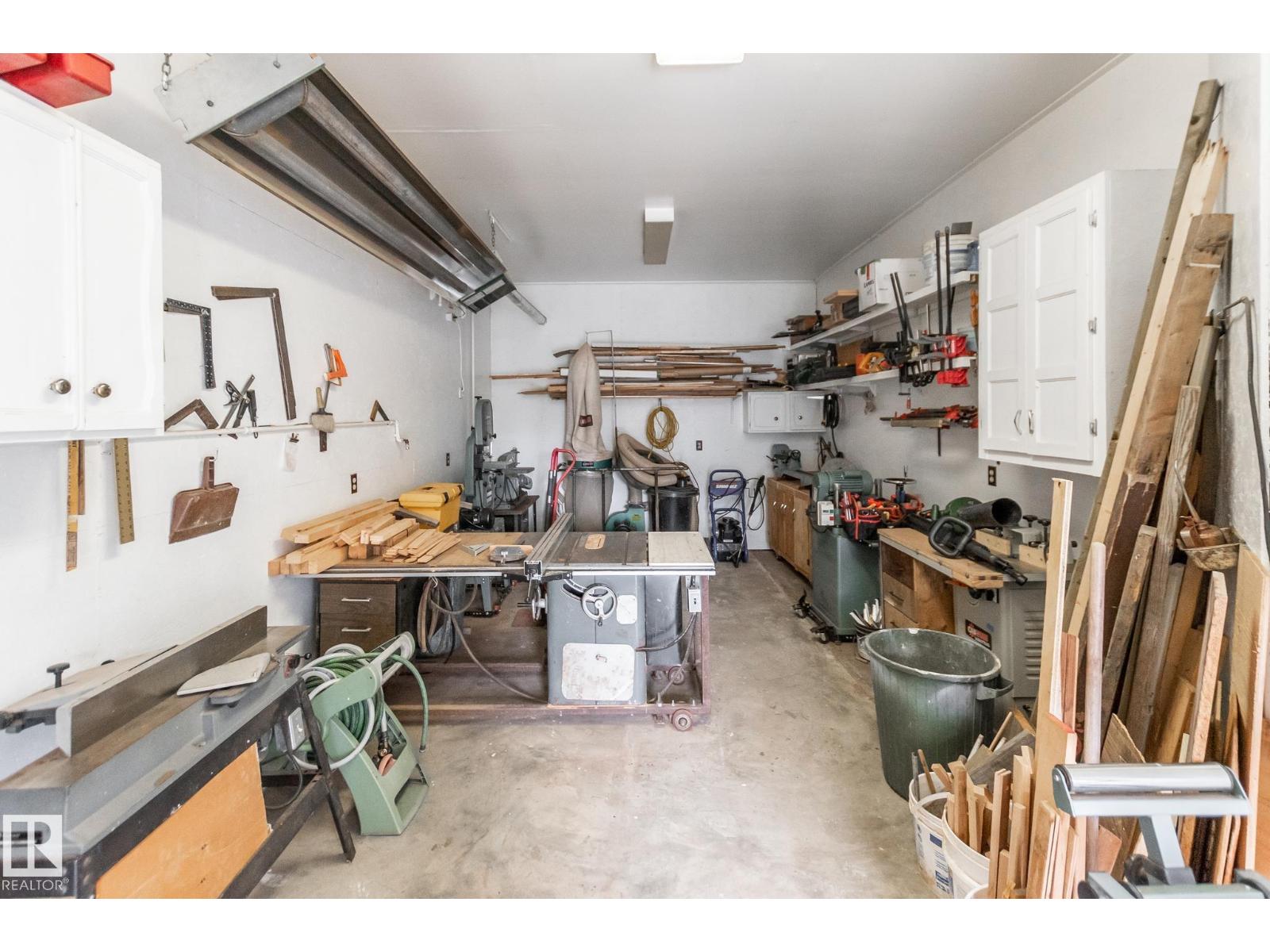 4611 Lakeshore DR - 44