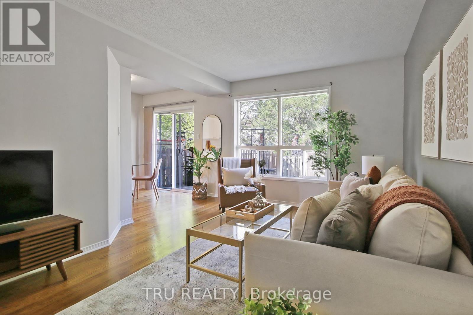 37 DAVENTRY CRESCENT - 10