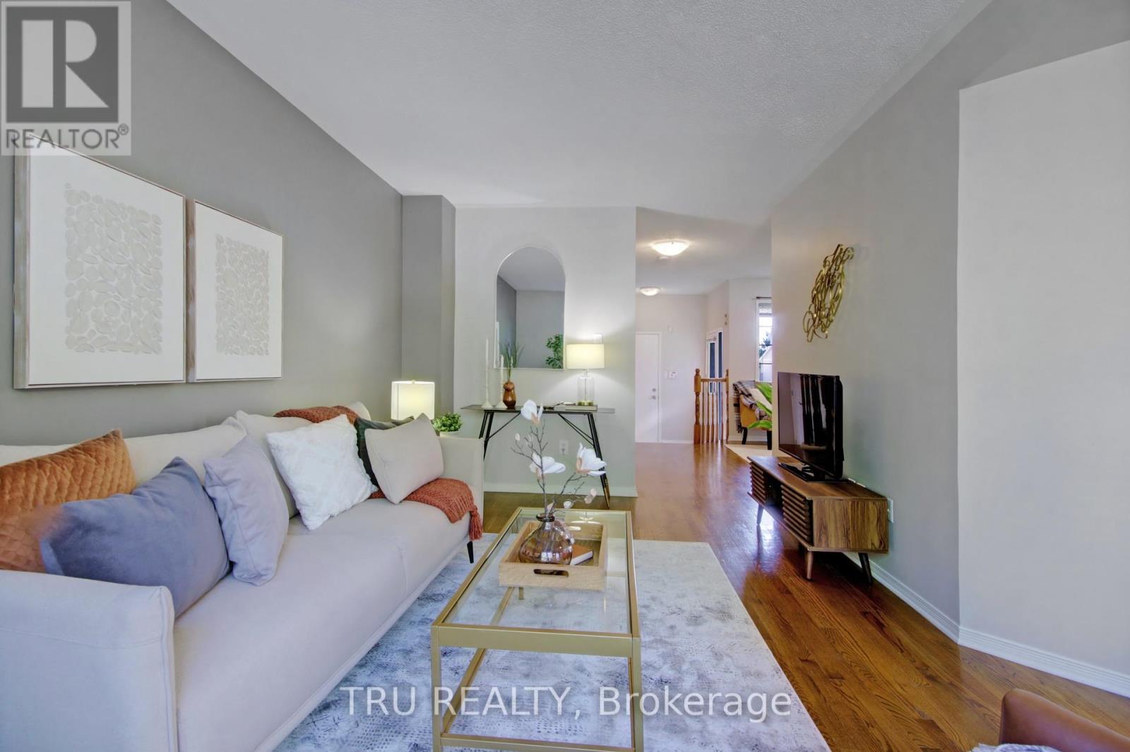 37 DAVENTRY CRESCENT - 11