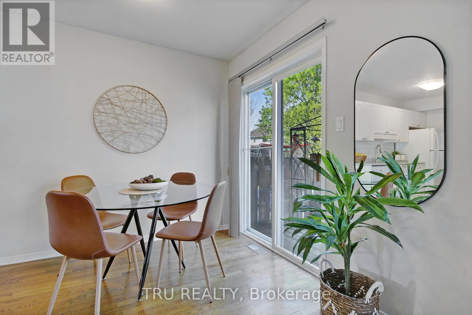 37 DAVENTRY CRESCENT - 14