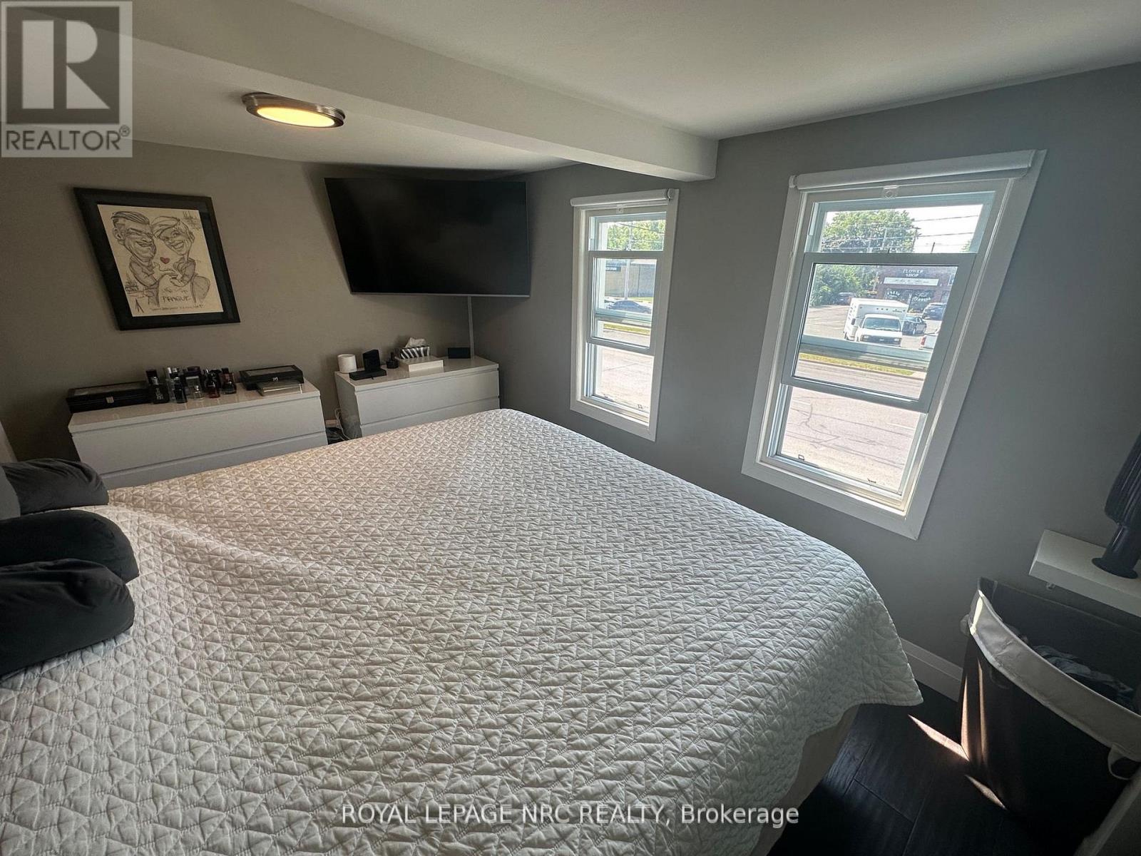 10 THOROLD ROAD - 11