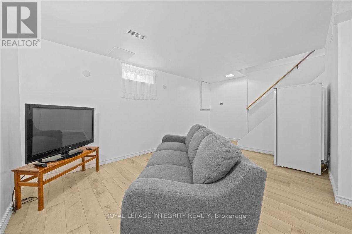 #69 1196 PRIORY LANE - 22