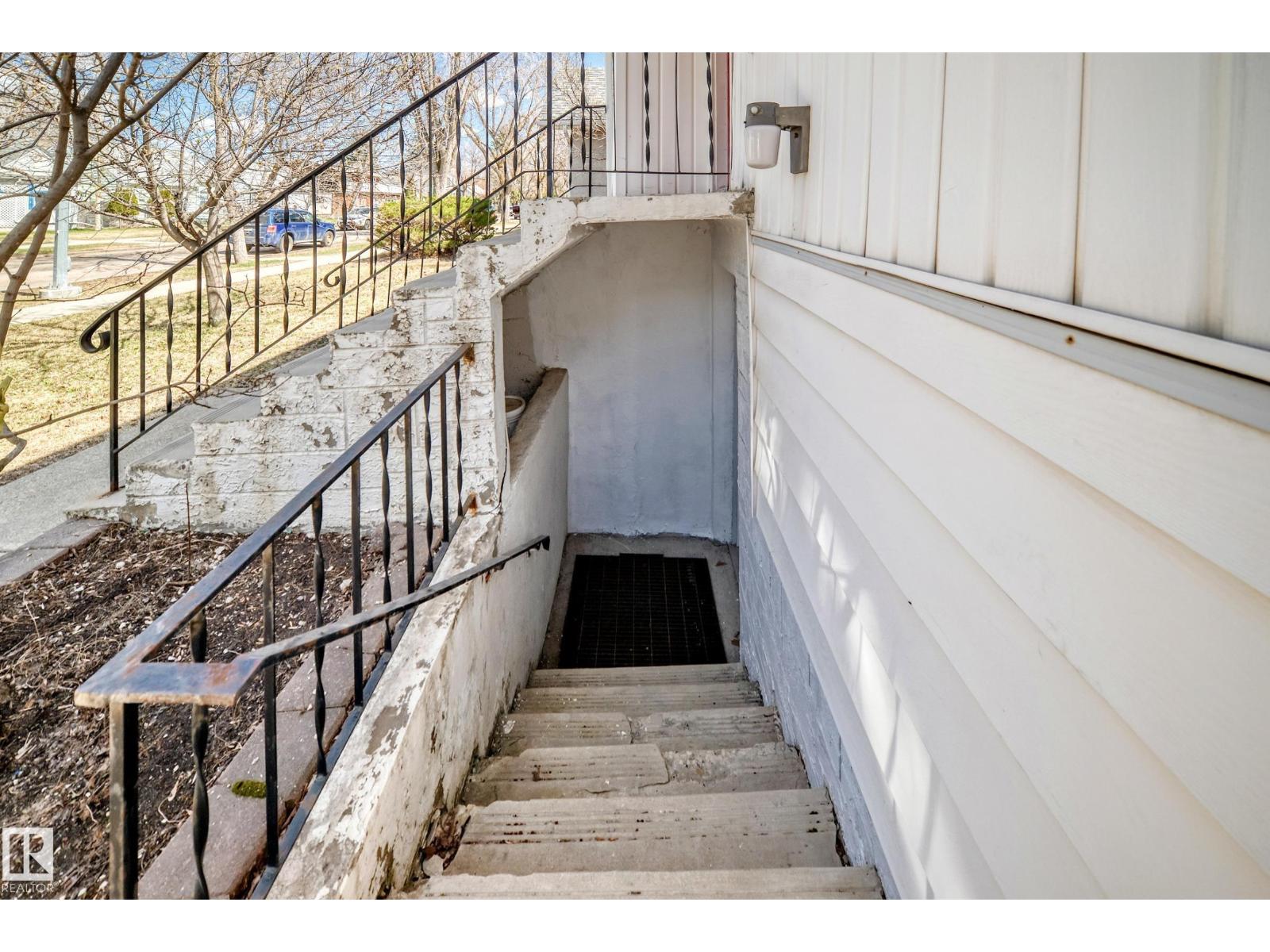 10837 65 AV NW - 65