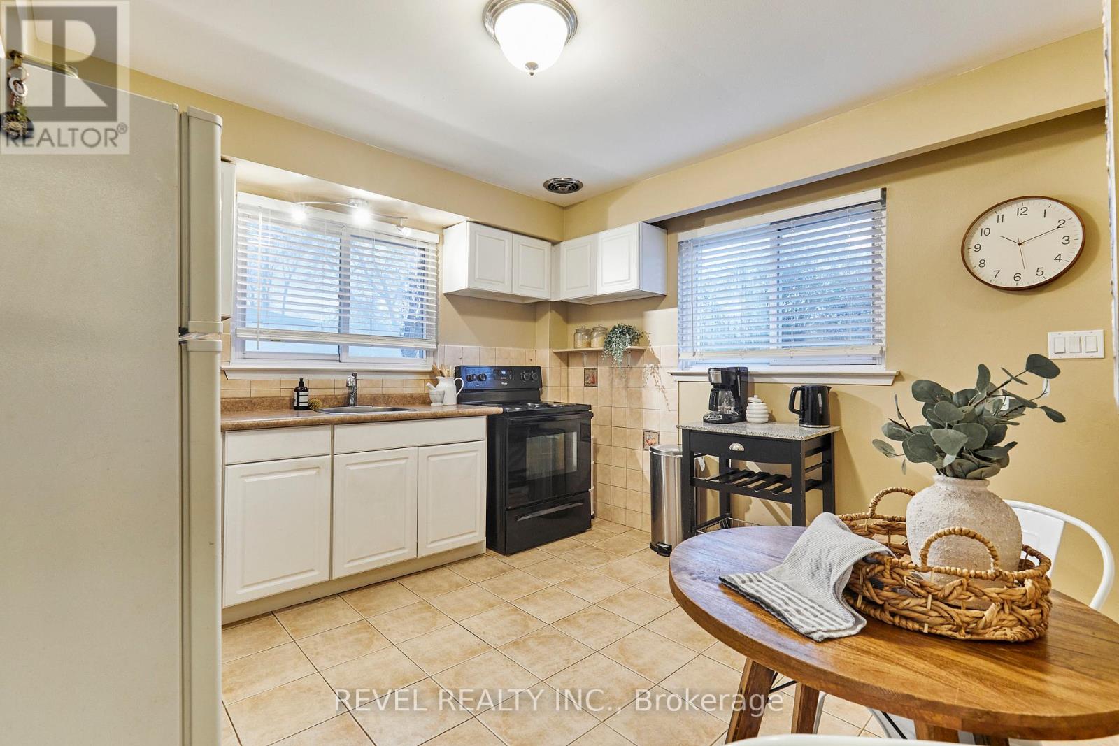 689 GIBB STREET - 8