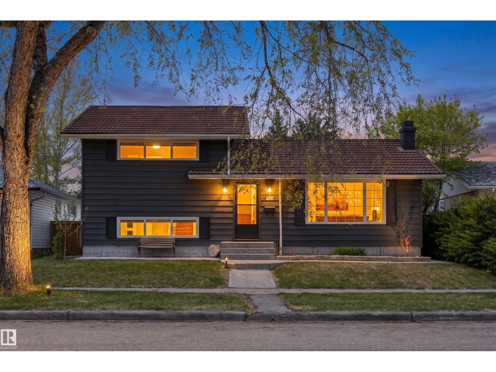 8904 168 ST NW - 1