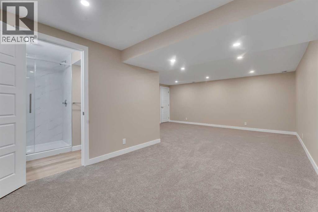 221 Madeira Crescent NE - 32