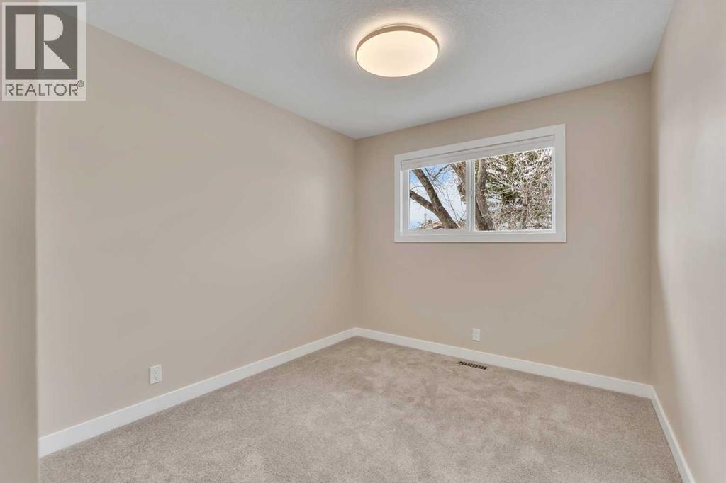 221 Madeira Crescent NE - 21