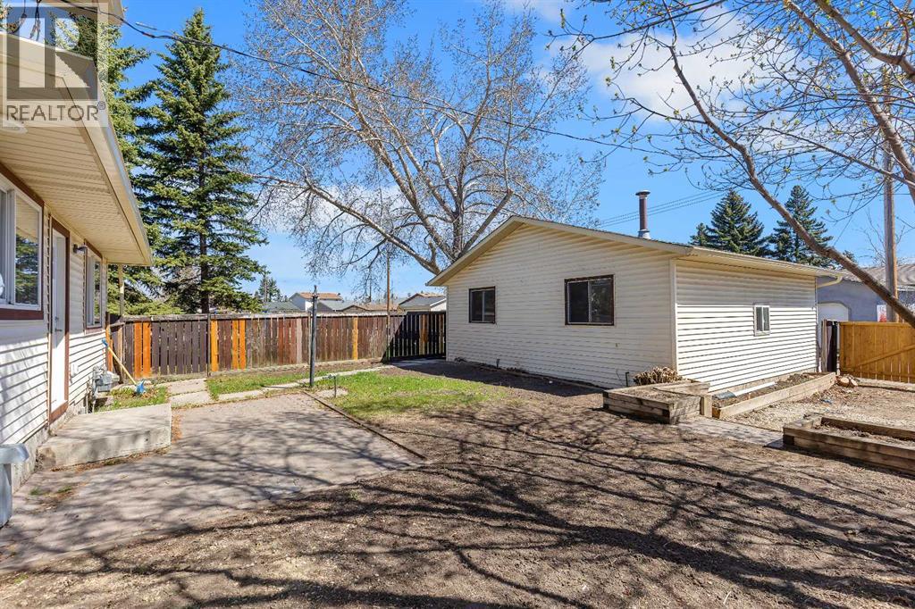 221 Madeira Crescent NE - 36
