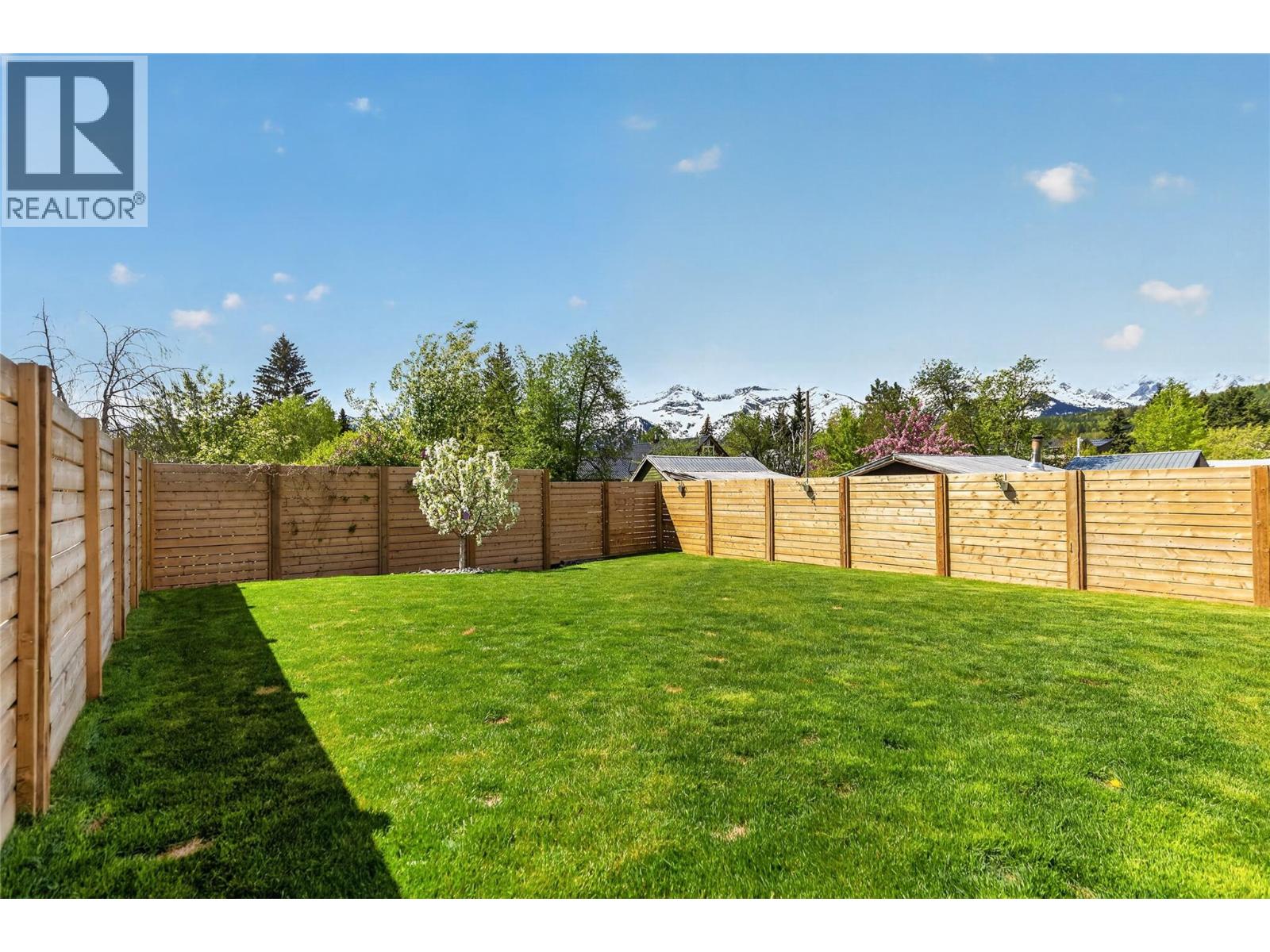 1000 Hand Avenue, Fernie