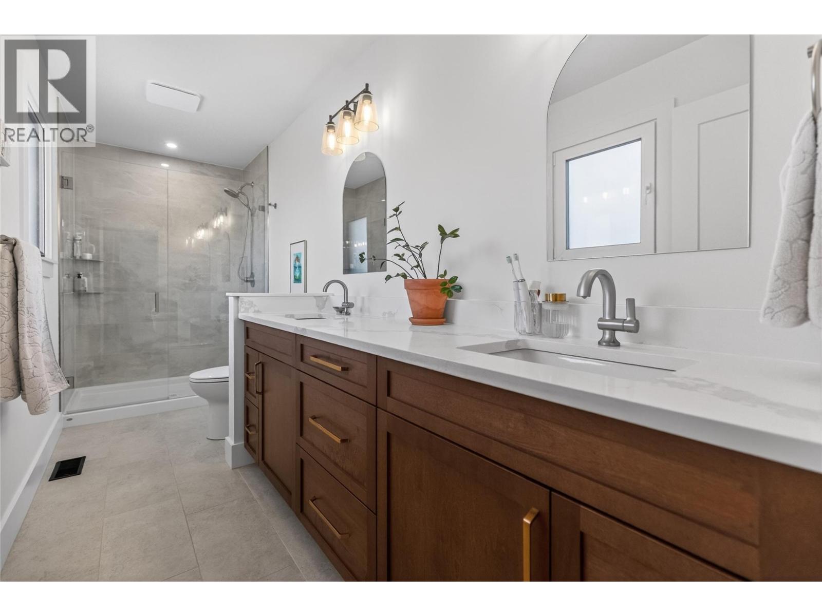 1000 Hand Avenue, Fernie