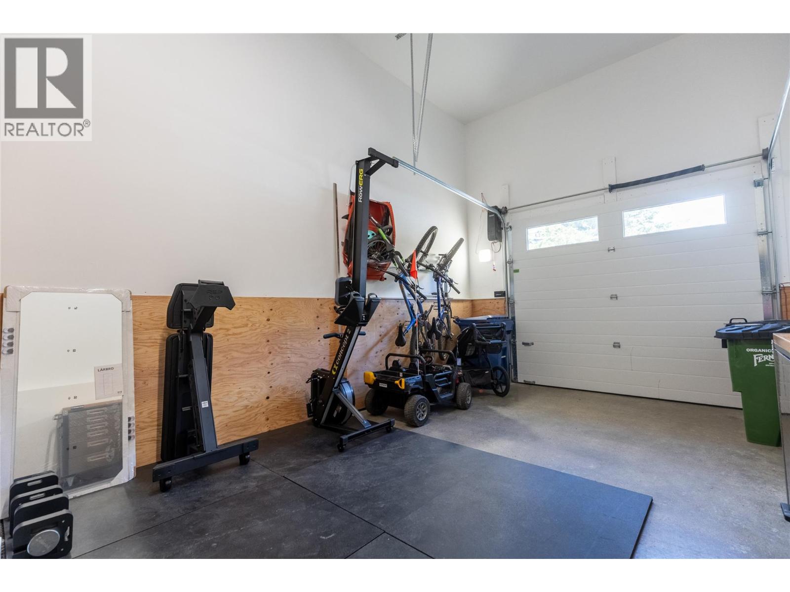 1000 Hand Avenue, Fernie