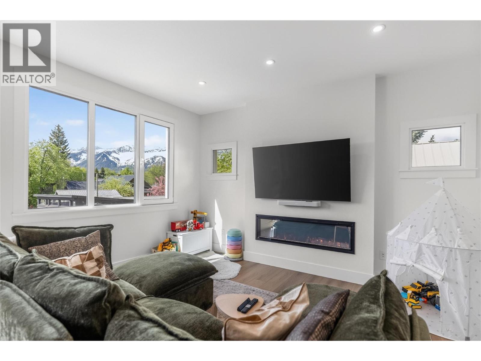 1000 Hand Avenue, Fernie