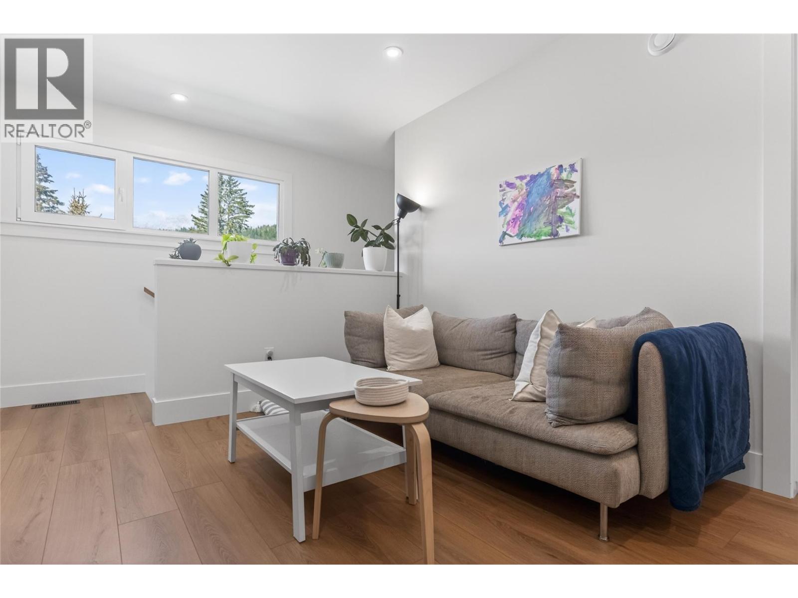 1000 Hand Avenue, Fernie