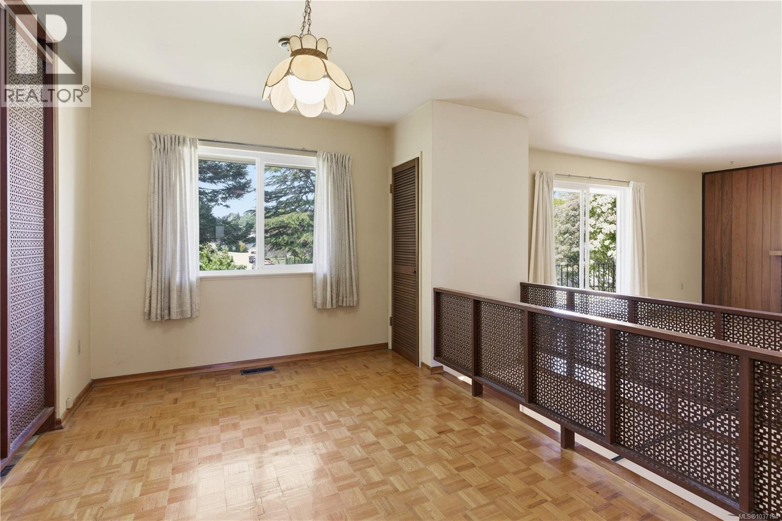 4021 Magdelin St - 10