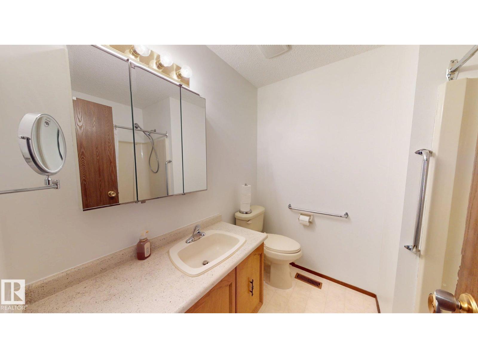 4521 42 AV — photo 21