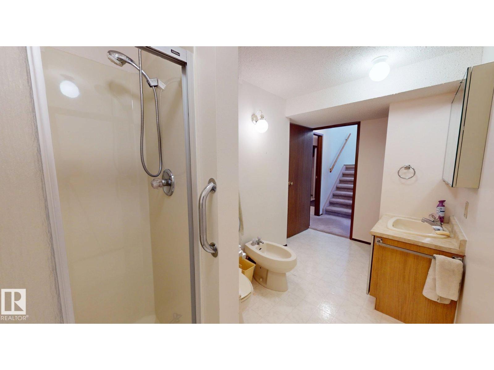4521 42 AV — photo 29
