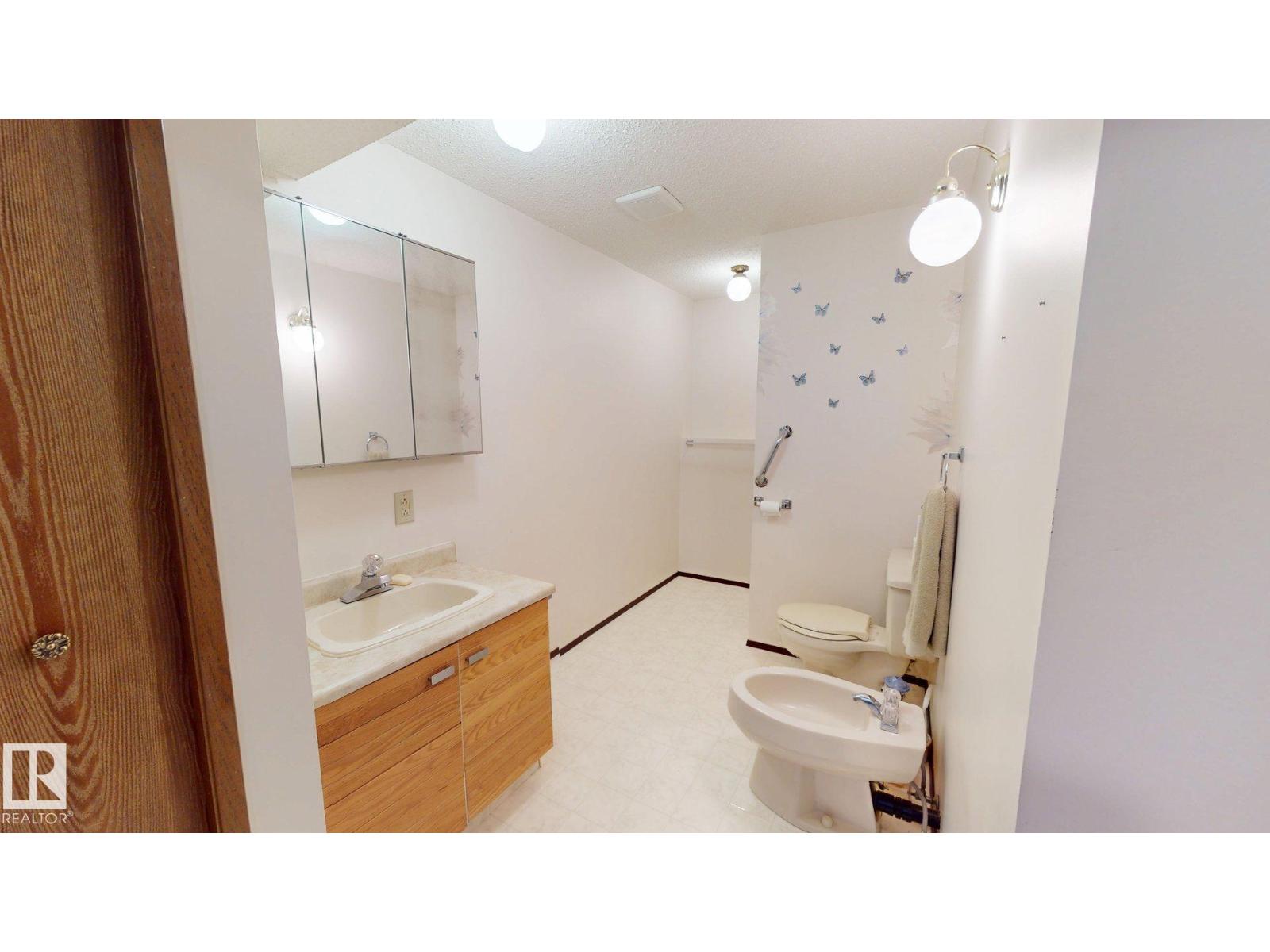 4521 42 AV — photo 30