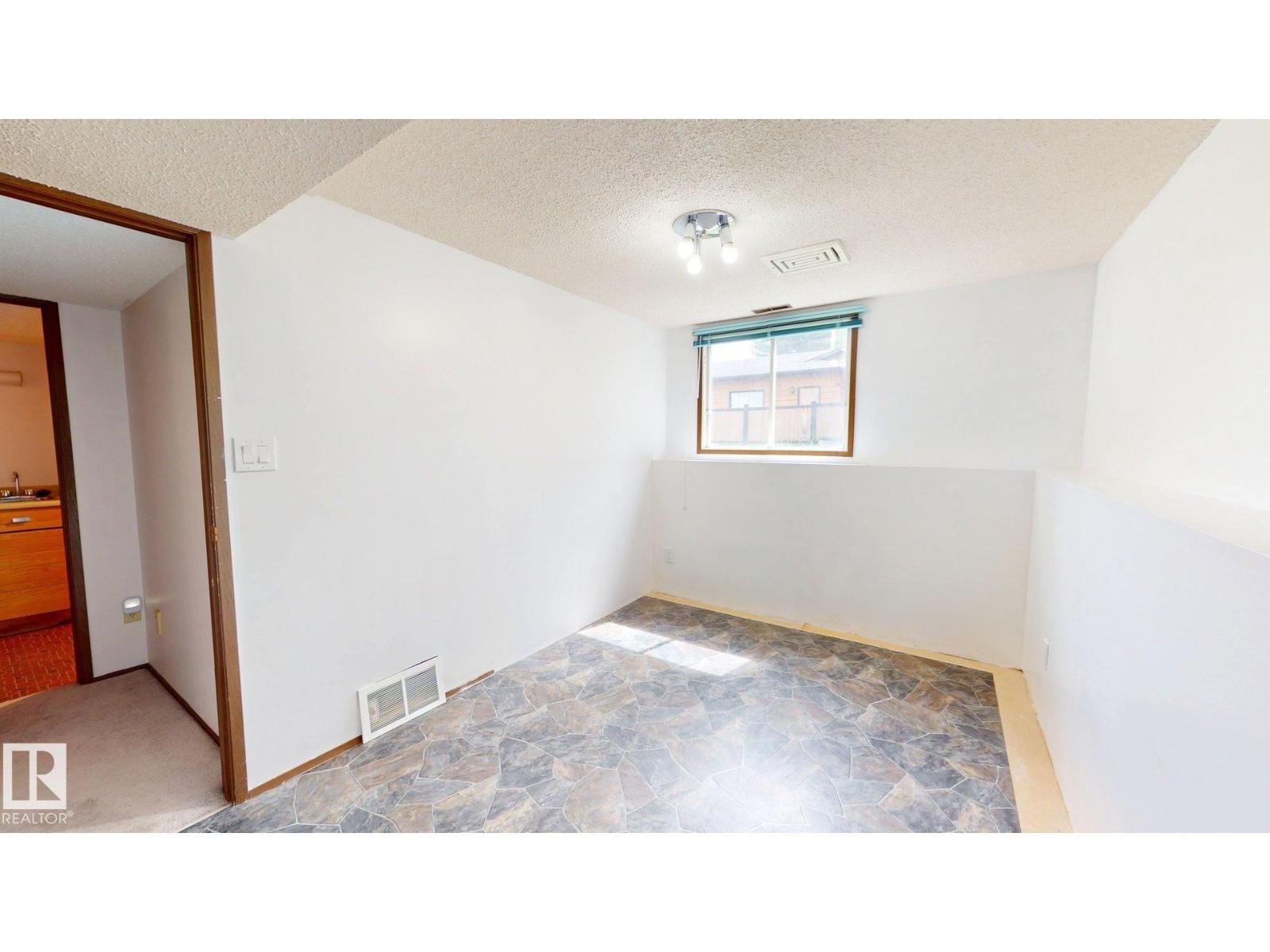 4521 42 AV — photo 31