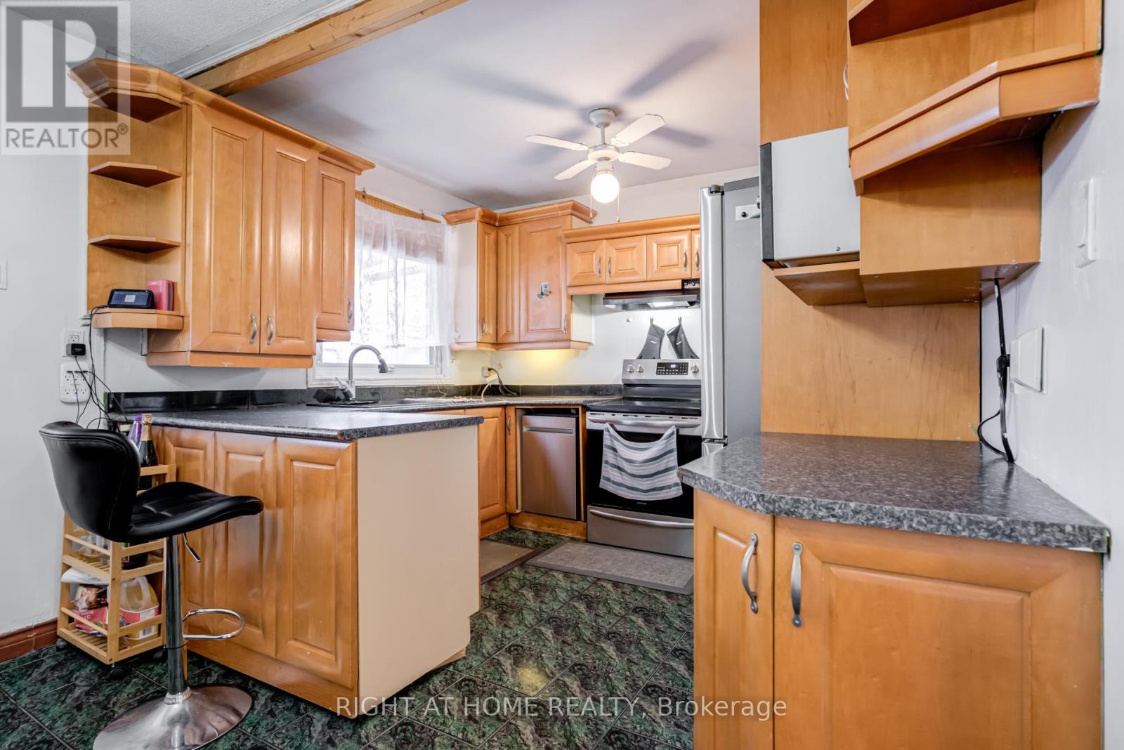 4 LESLIE STREET - 12