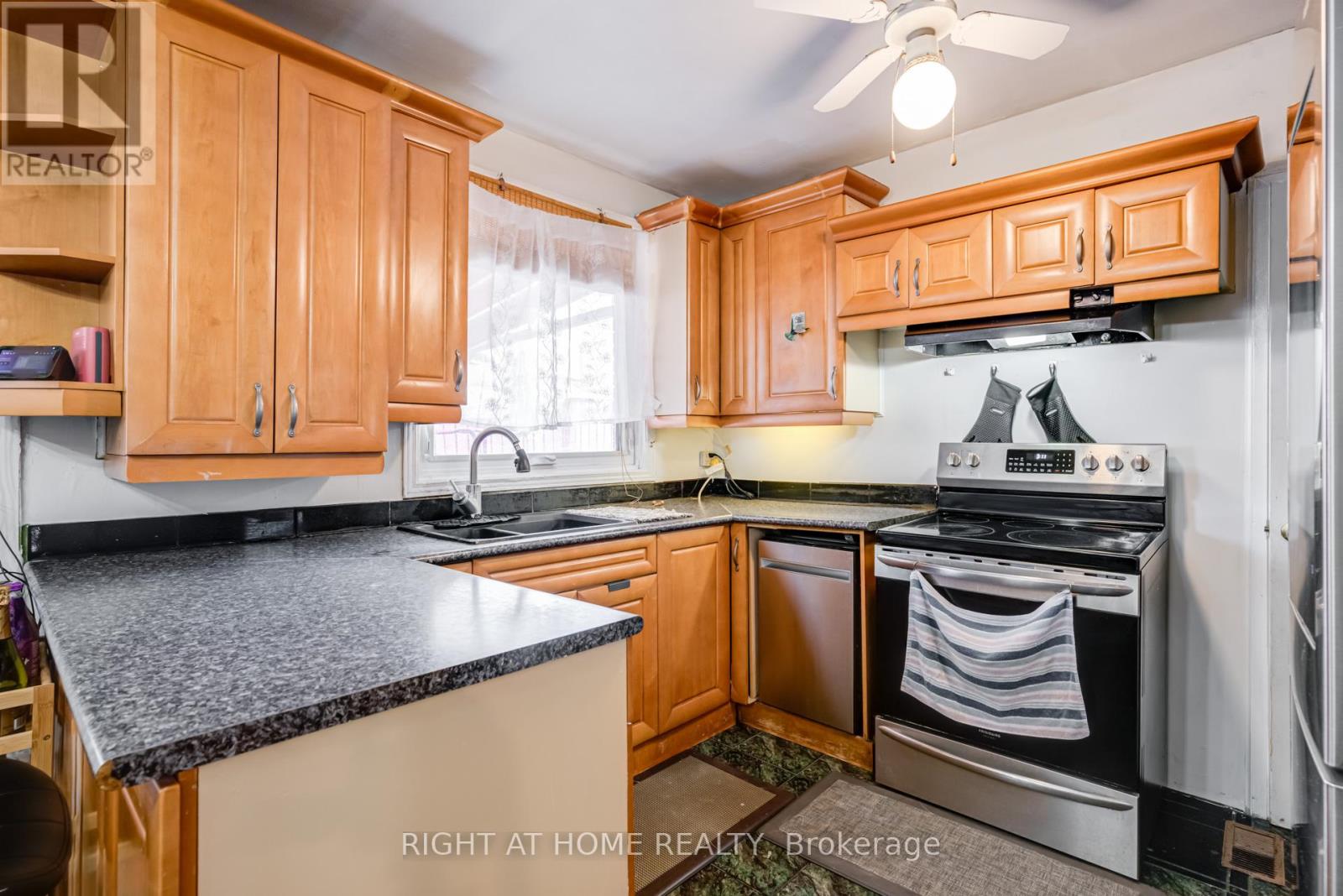 4 LESLIE STREET - 13