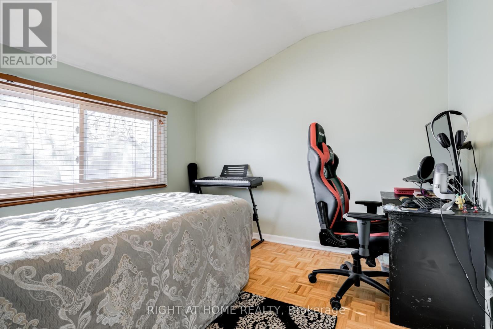 4 LESLIE STREET - 21