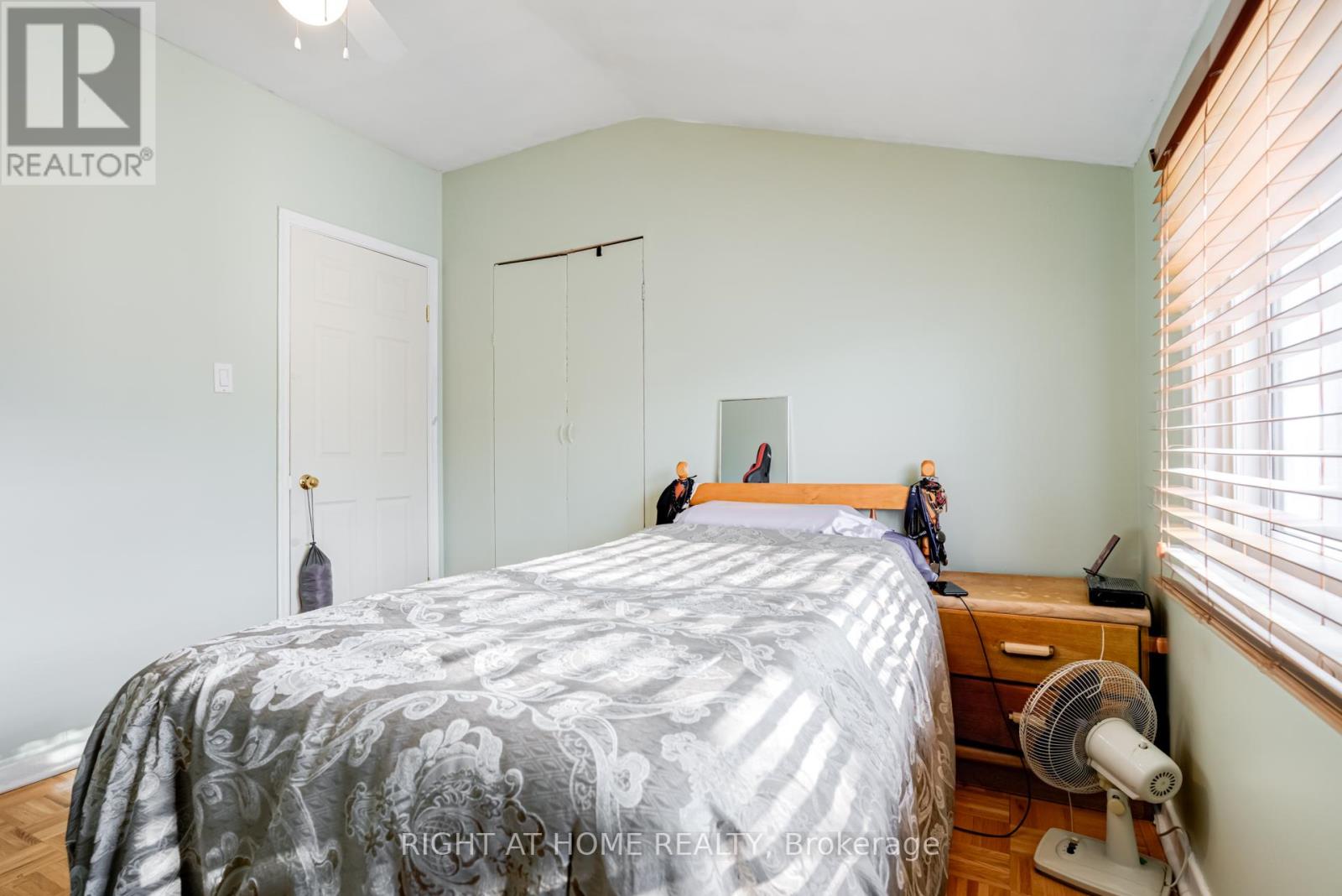 4 LESLIE STREET - 22