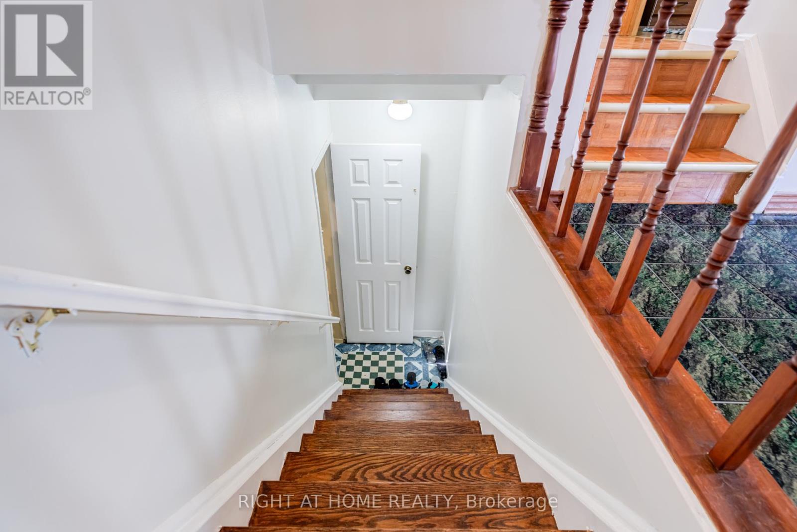 4 LESLIE STREET - 29