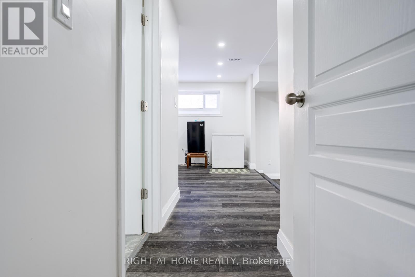 4 LESLIE STREET - 30