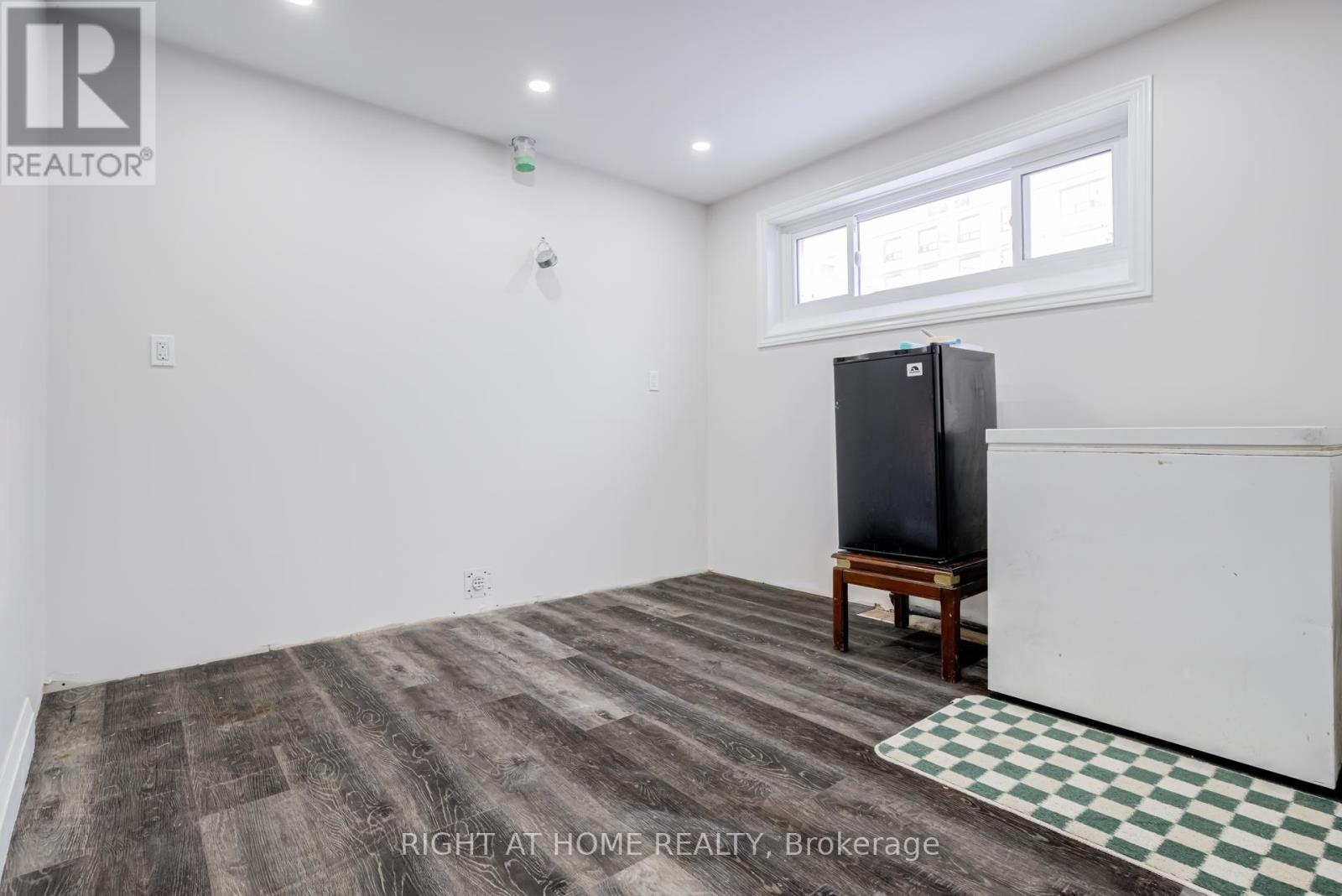 4 LESLIE STREET - 31