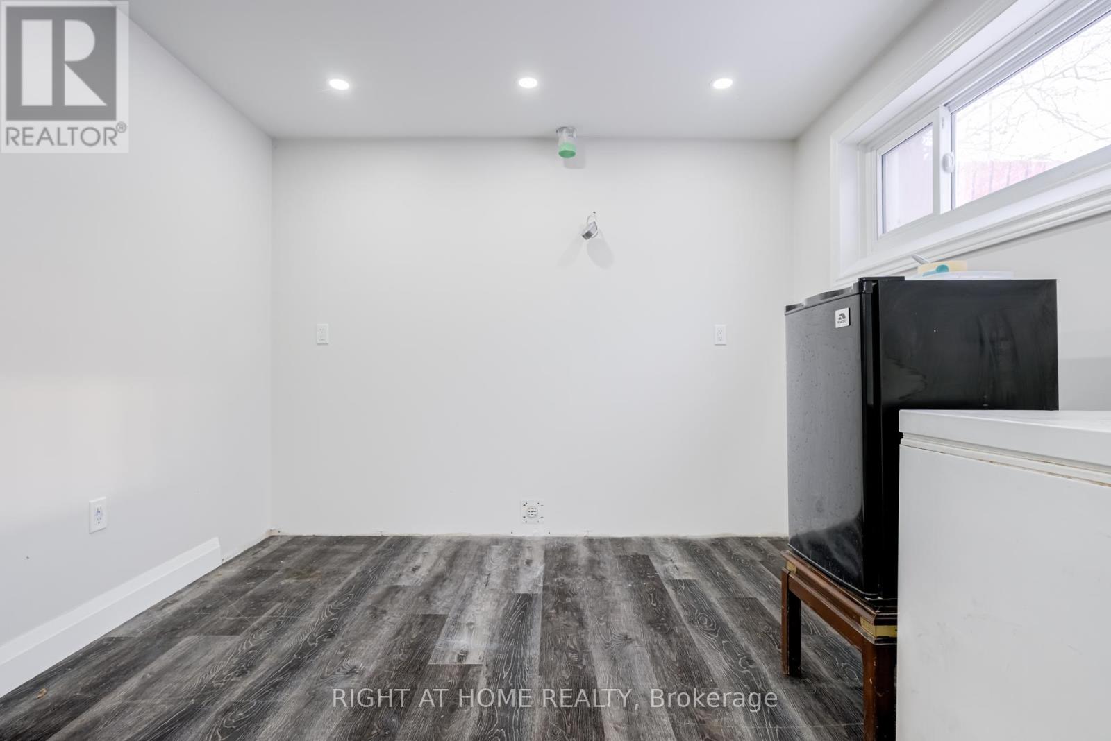4 LESLIE STREET - 32