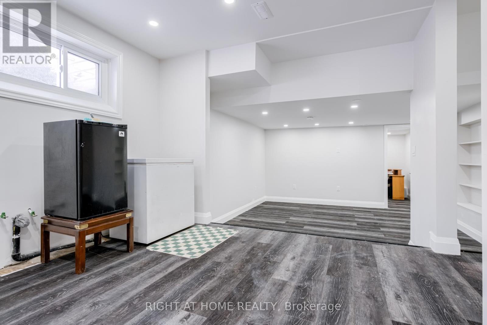 4 LESLIE STREET - 33