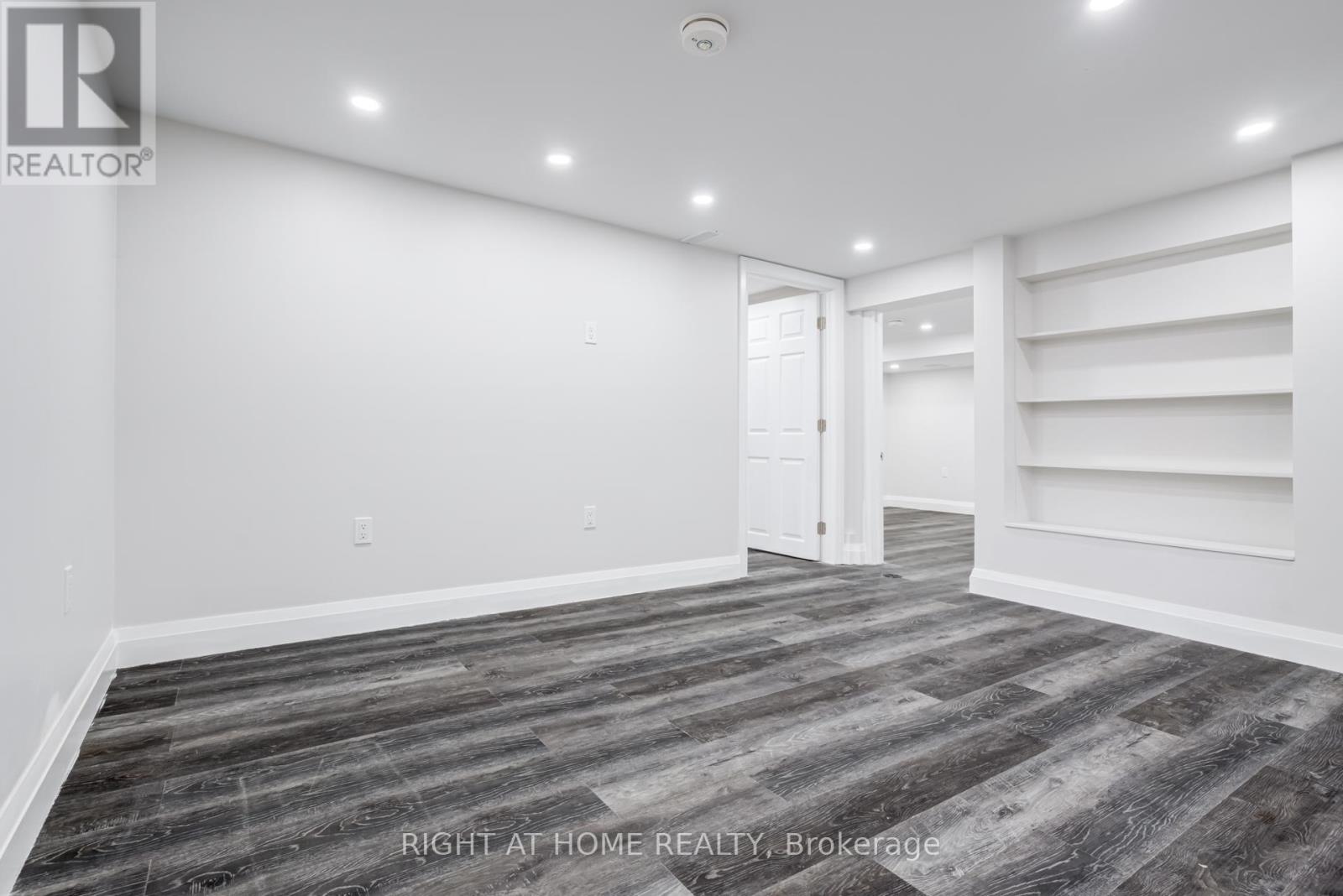 4 LESLIE STREET - 34