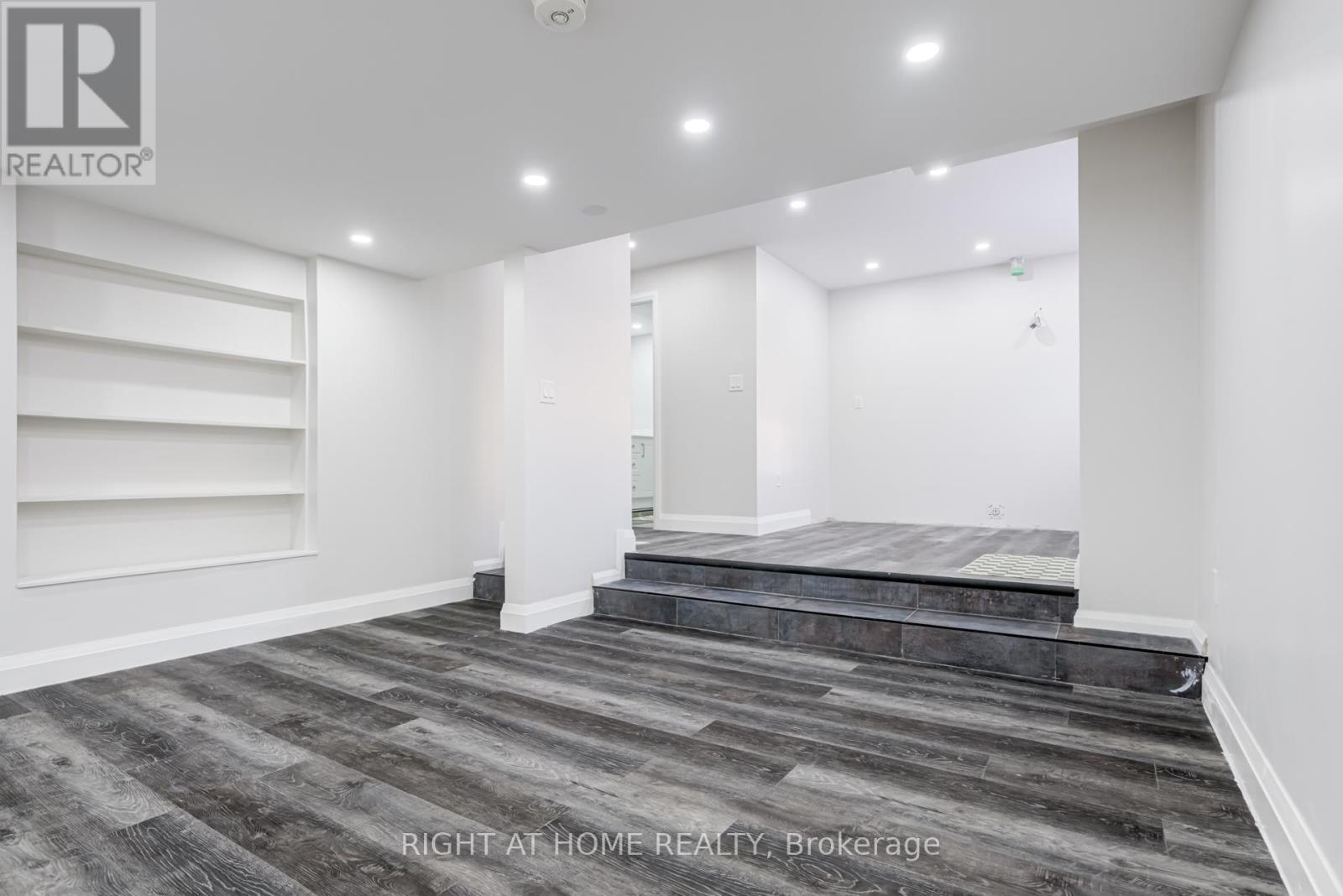 4 LESLIE STREET - 36