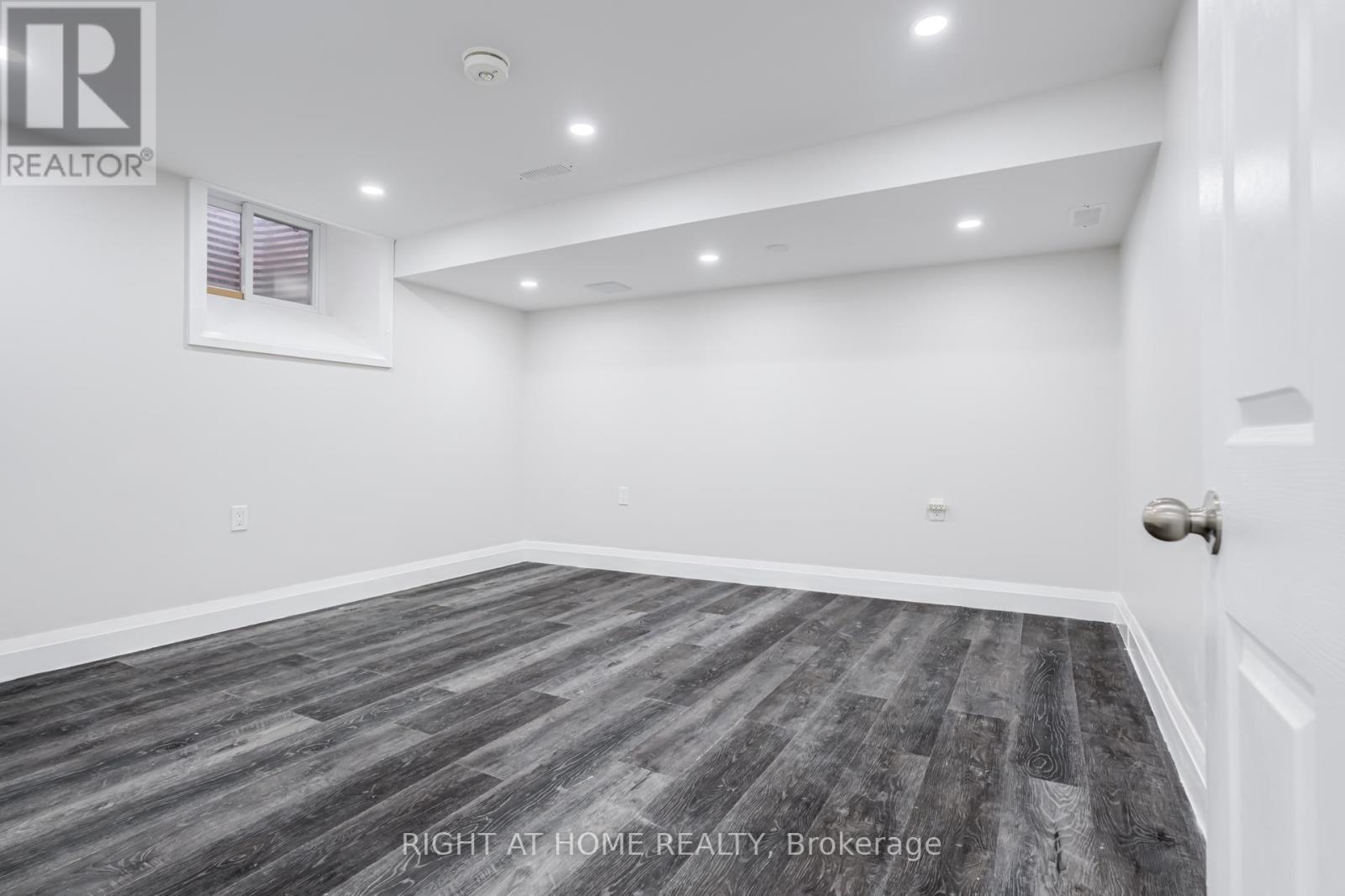 4 LESLIE STREET - 37