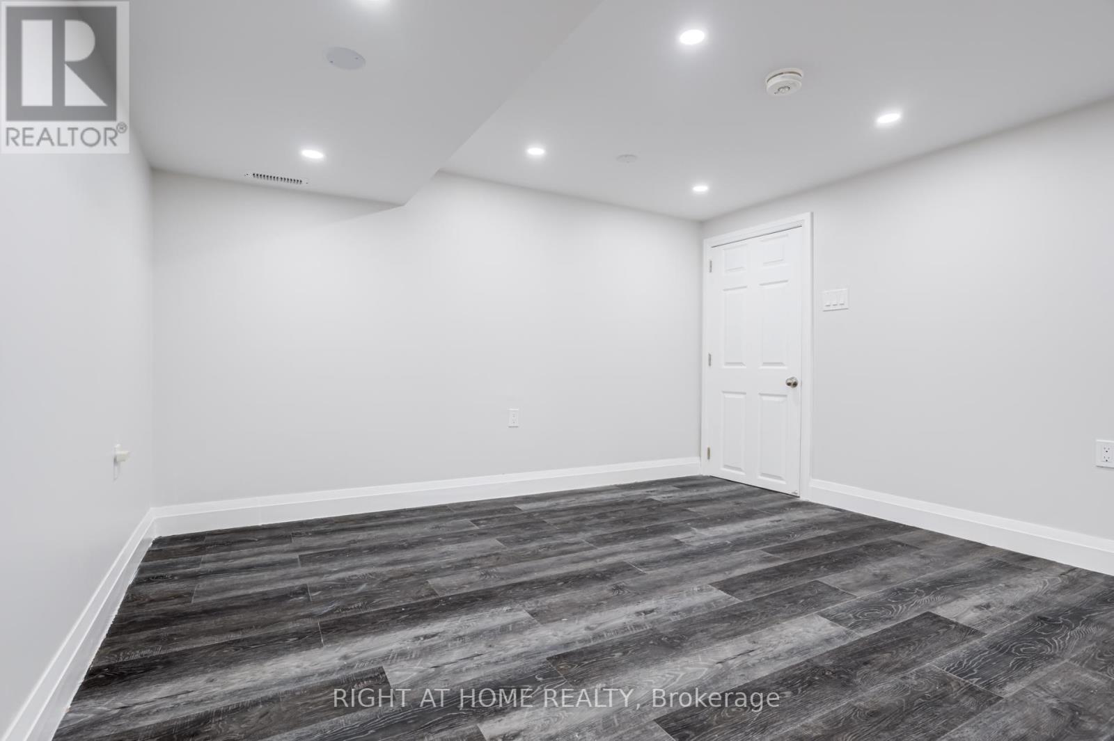 4 LESLIE STREET - 38