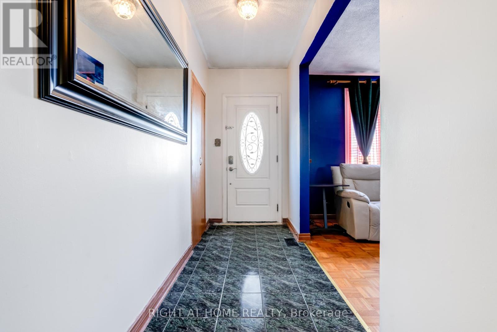 4 LESLIE STREET - 4