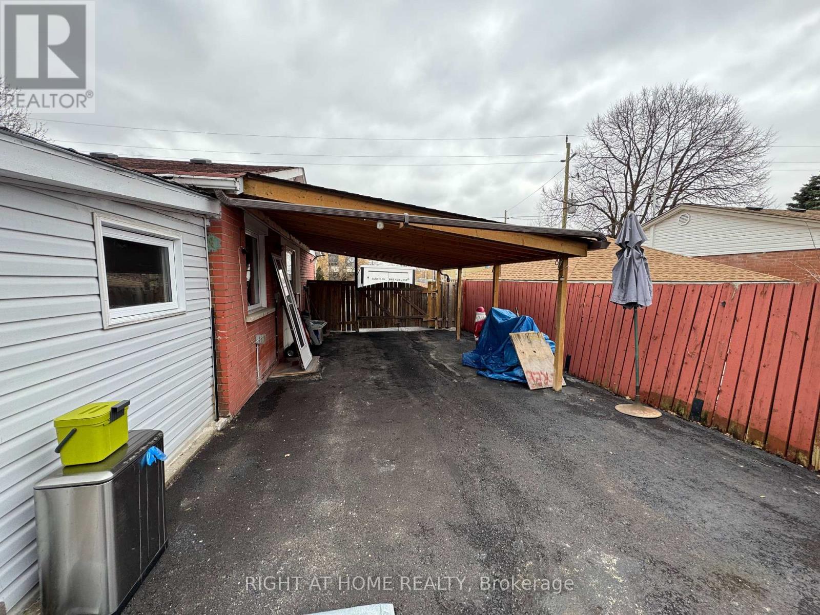 4 LESLIE STREET - 46
