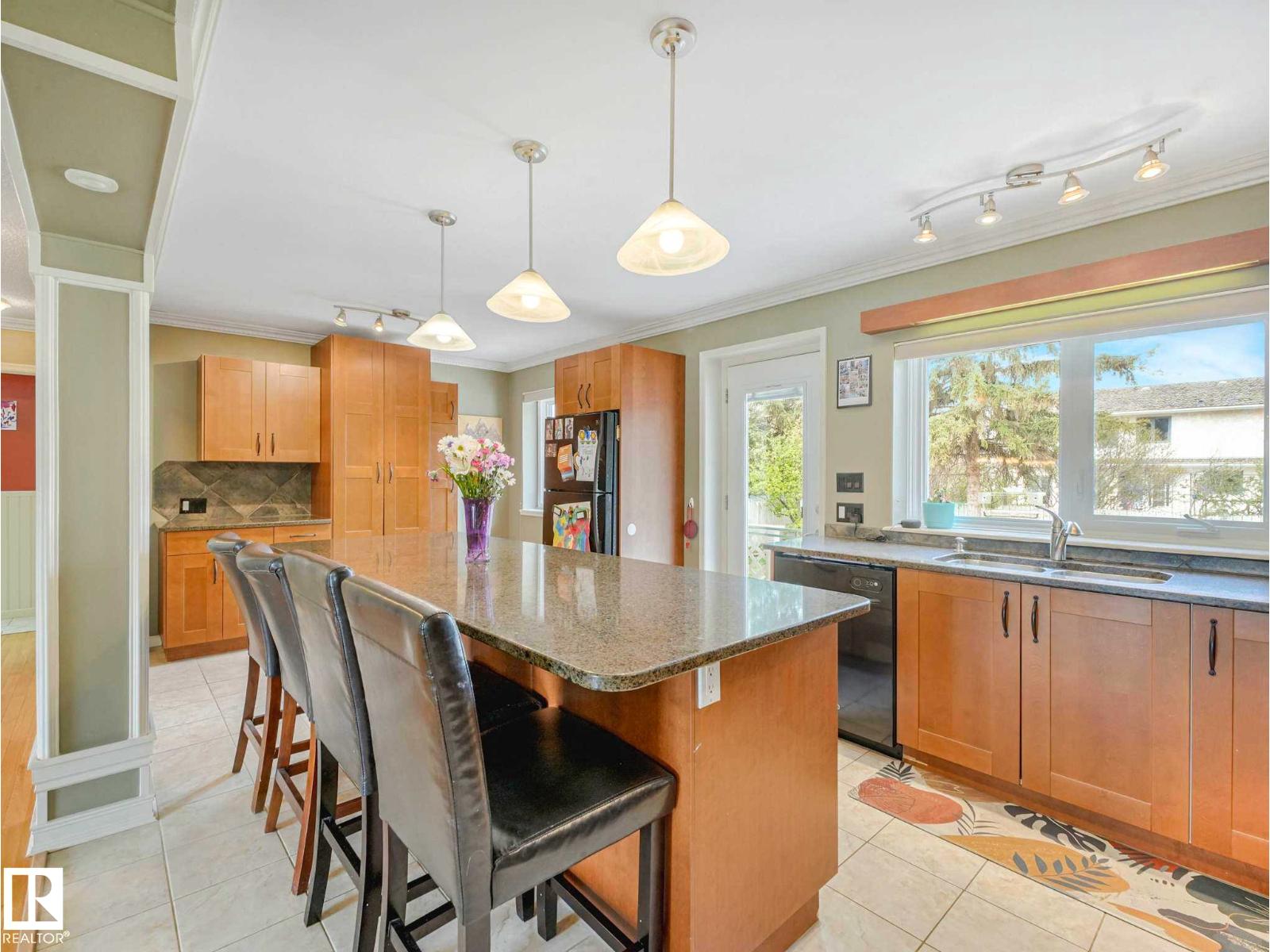4504 29 AV NW - 15