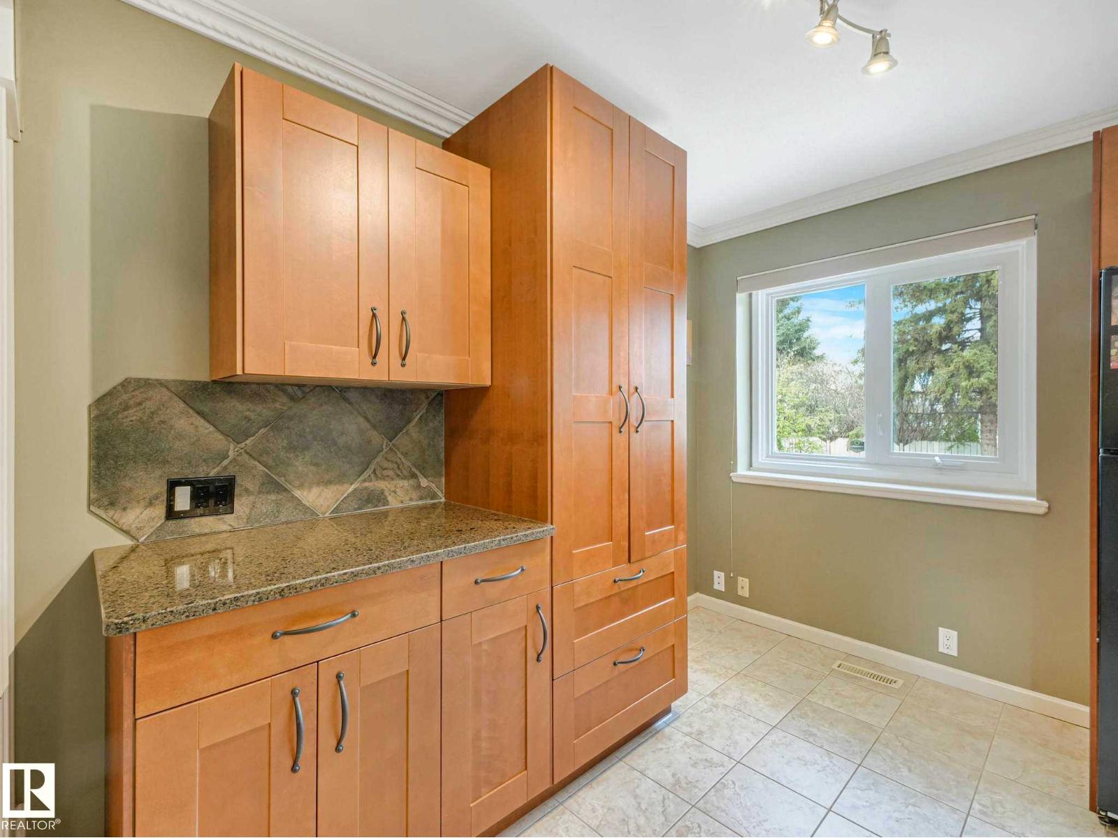4504 29 AV NW - 19