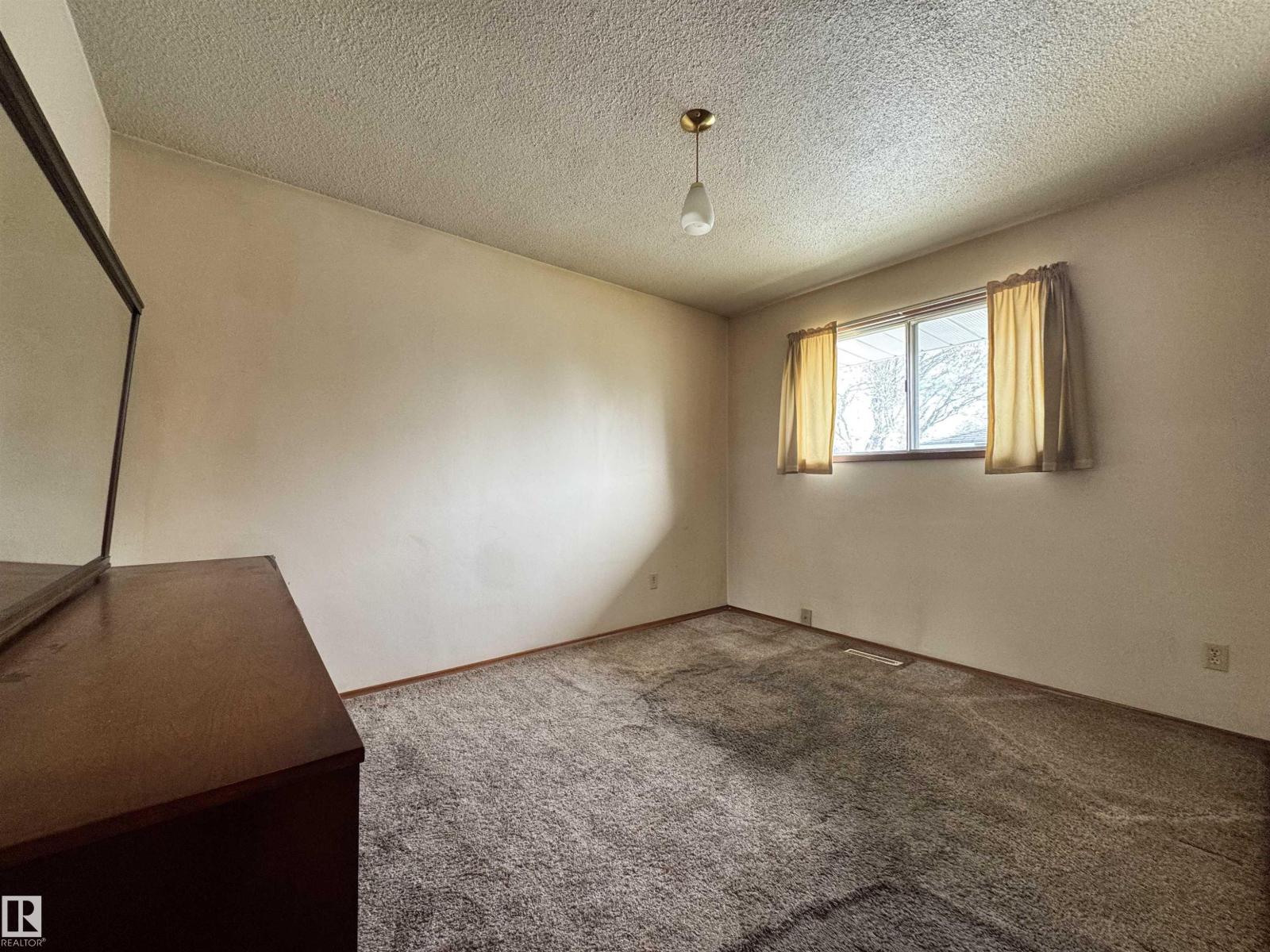 5707 90 AV NW - 12