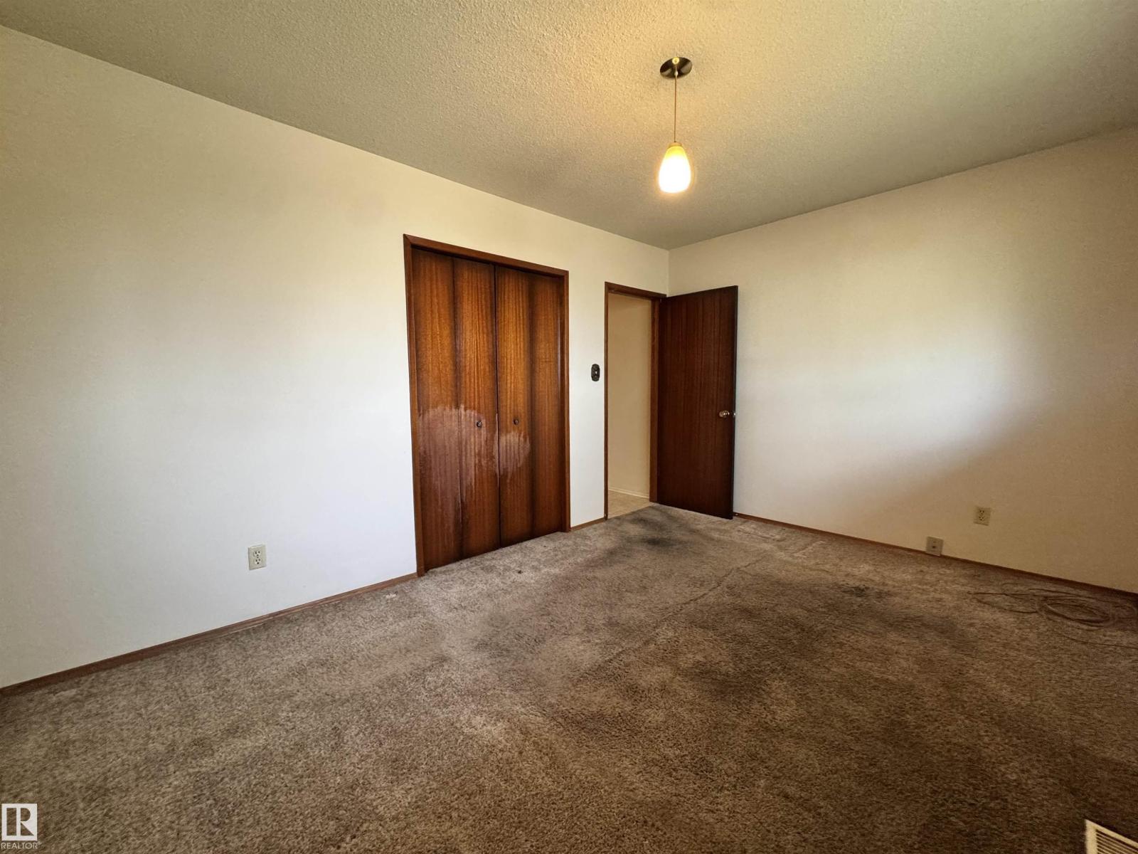 5707 90 AV NW - 10