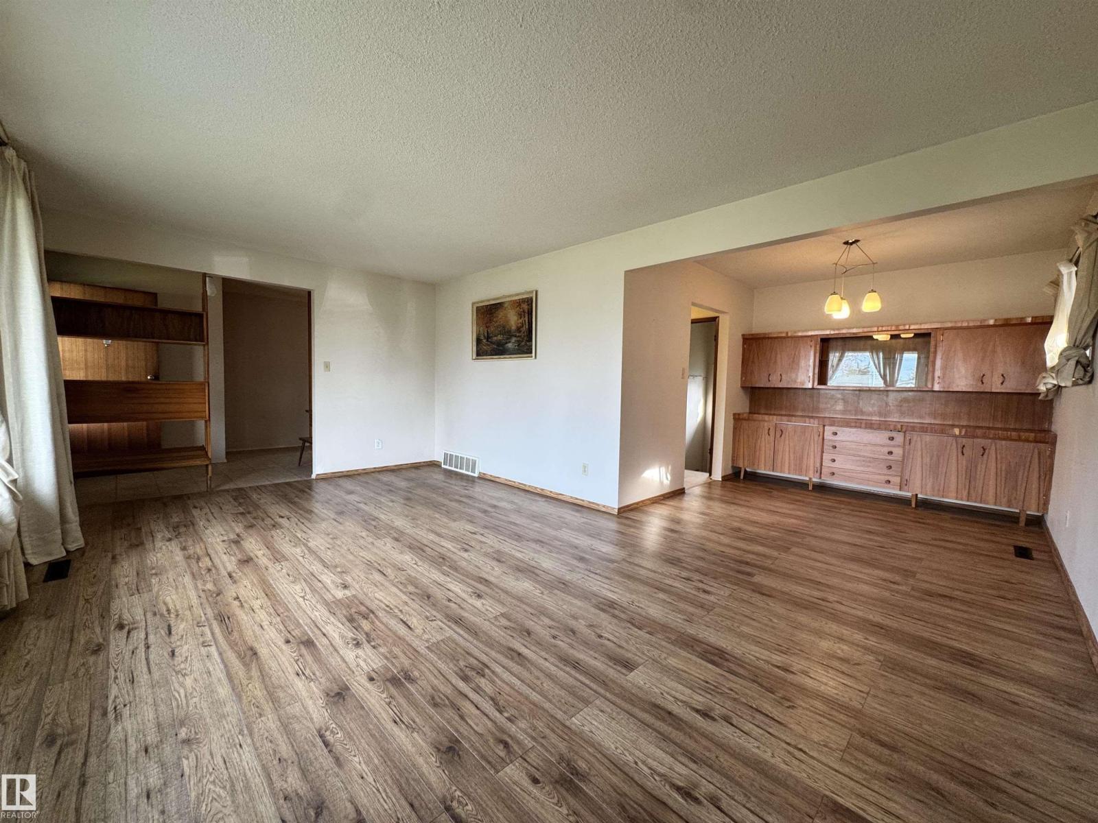 5707 90 AV NW - 4