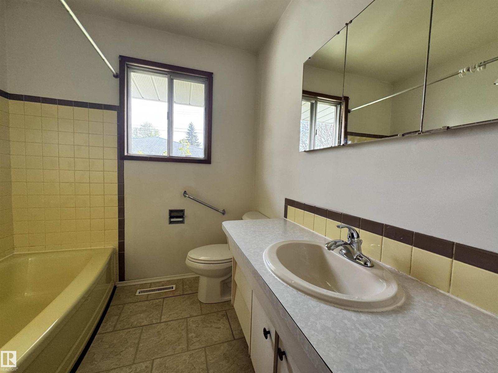 5707 90 AV NW - 14