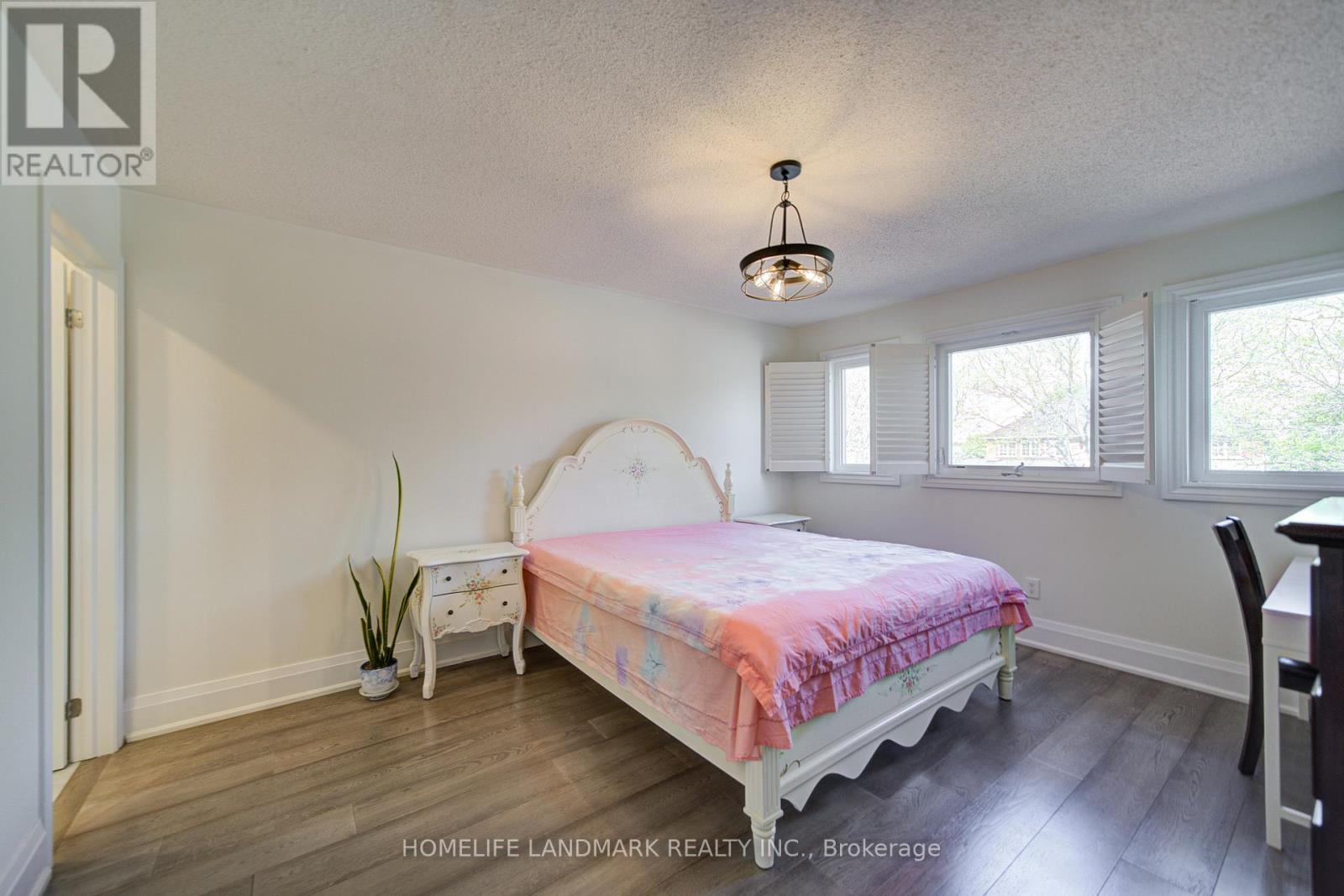 32 DUMFRIES DRIVE - 24